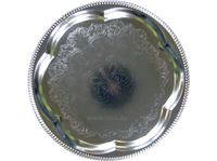 Immagine di Tablett Metall rund, d 35 cm, Blumenform, mit fein ziseliertem floralem Muster